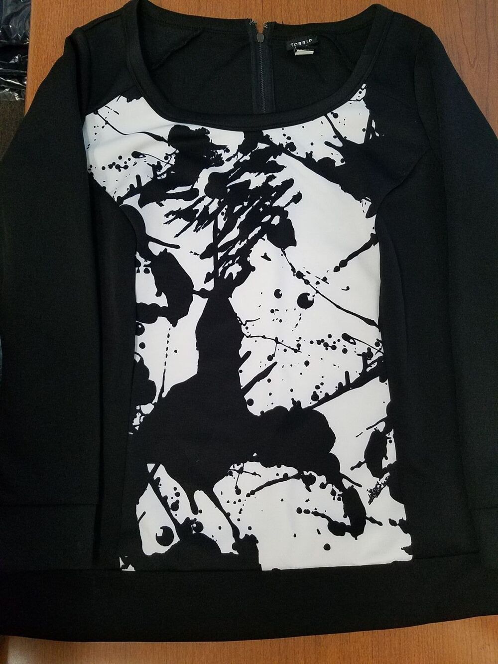Torrid 2X long sleeved black and white top.